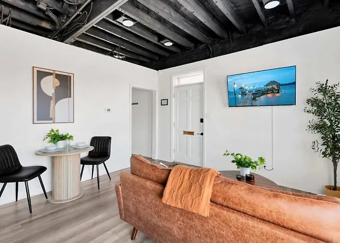 The Neuschwanstein Flat- Walkable Columbus